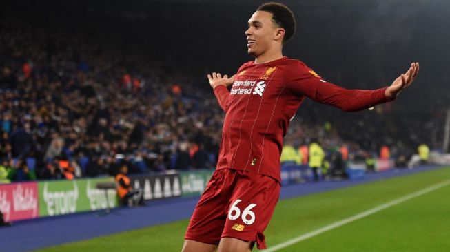 Fullback Liverpool, Trent Alexander-Arnold melakukan selebrasi usai membobol gawang Leicester City pada laga Boxing Day Liga Inggris 2019/2020 di King Power Stadium, Jumat (27/12/2019) dini hari WIB. [Oli SCARFF / AFP]