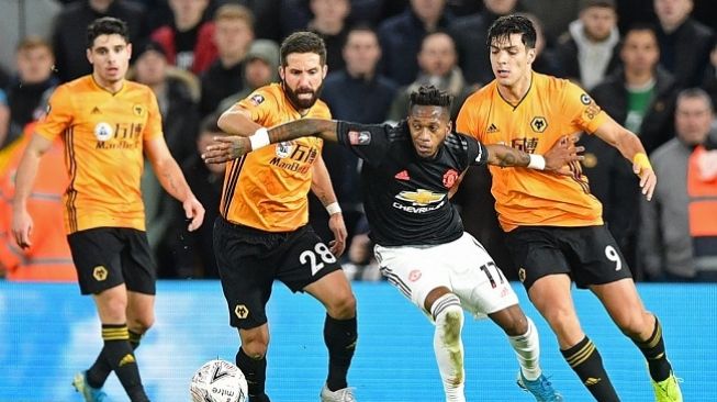 Gelandang Manchester United asal Brasil Fred (bahu hitam) kesulitan menembus ketatnya pertahanan Wolves, kedua tim bermain imbang 0-0 di laga babak ketiga Piala FA, Minggu (5/1/2019) dini hari WIB. (Foto: AFP / Justin Tallis)