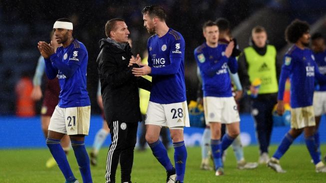 Pelatih Leicester City, Brendan Rodgers (kedua kiri) bersama para pemainnya usai laga leg pertama semifinal Piala Liga Inggris 2019/2020 kontra Aston Villa di King Power Stadium, Kamis (9/1/2020) dini hari WIB. [Oli SCARFF / AFP]