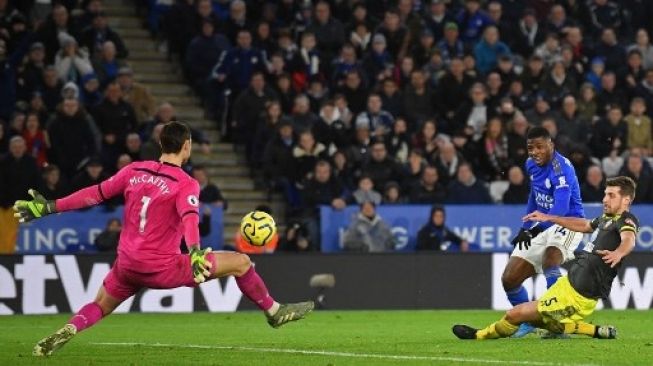 Penjaga gawang Southampton Alex McCarthy menggagalkan peluang Leicester City dalam laga yang berlangsung di King Power Stadium, Sabtu (11/1/2020). [AFP]