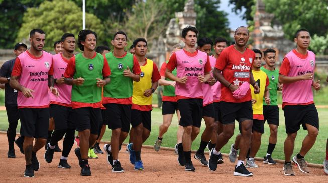 Pesepak bola Bali United melakukan pemanasan saat latihan ketahanan fisik di GOR Ngurah Rai, Denpasar, Bali, Rabu (8/1/2020). Klub Bali United melakukan latihan intensif menjelang laga tandang perdananya di Liga Champions Asia 2020 menghadapi klub Tampines Rovers Singapura pada 14 Januari 2020. ANTARA FOTO/Nyoman Budhiana/