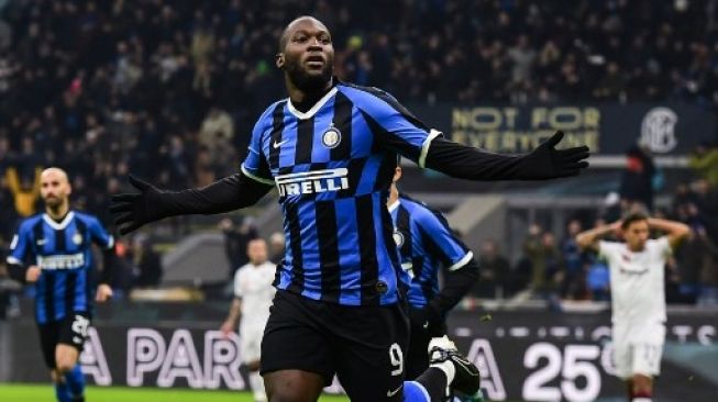 Striker Inter Milan Romelu Lukaku merayakan golnya ke gawang Cagliari saat laga babak 16 besar Coppa Italia di Giuseppe Meazza. Miguel MEDINA / AFP