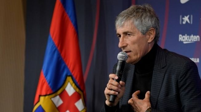 Pelatih baru Barcelona Quique Setien memberikan keterangan saat diperkenalkan kepada publik. LLUIS GENE / AFP