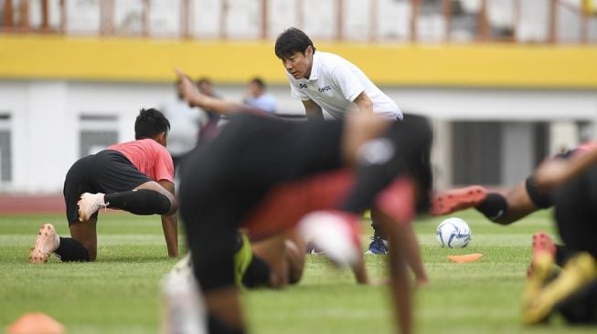 Pelatih Timnas Indonesia Shin Tae-yong memberikan instruksi saat seleksi pemain Timnas Indonesia U-19 di Stadion Wibawa Mukti, Cikarang, Bekasi, Jawa Barat, Senin (13/1/2020). Sebanyak 51 pesepak bola hadir mengikuti seleksi pemain Timnas U-19 yang kemudian akan dipilih 30 nama untuk mengikuti pemusatan latihan di Thailand. ANTARA FOTO/Hafidz Mubarak A/wsj.