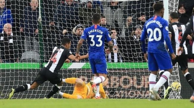 Gelandang Newcastle United Isaac Hayden (kiri) merayakan golnya ke gawang Chelsea di saat injury time dalam laga Liga Inggris di St James Park. Lindsey Parnaby / AFP