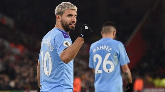 Striker Manchester City Sergio Aguero (kiri) merayakan kemenangannya golnya ke gawang Sheffield United di Bramall Lane. Oli SCARFF / AFP