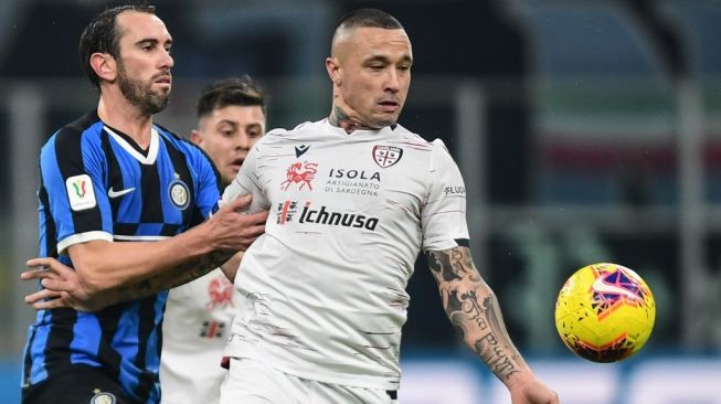 Gelandang Cagliari pinjaman dari Inter Milan, Radja Nainggolan (kanan) berduel dengan bek Inter Milan, Diego Godin pada laga Liga Italia 2019/2020 di Giuseppe Meazza, Milan, Minggu (26/1/2020) malam WIB. [Miguel MEDINA / AFP]