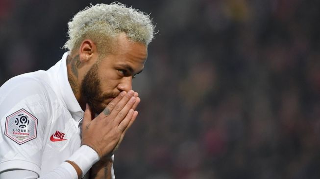 Penyerang Paris Saint-Germain, Neymar, berselebrasi usai mencetak gol ke gawang Lille (LOSC) di Stadion Pierre-Mauroy di Villeneuve d'Ascq pada 26 Januari 2020. (Denis Charlet/AFP).