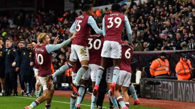 Para pemain Aston Villa merayakan gol Trezeguet  ke gawang Leicester City di leg kedua semifinal Piala Liga INggris di Villa Park. Paul ELLIS / AFP