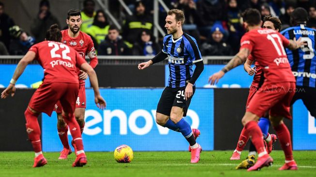 Gelandang Inter Milan, Christian Eriksen menggiring bola saat bertanding melawan Fiorentina pada pertandingan perempat final Coppa Italia di Stadion Giuseppe Meazza, Milan, Italia, Kamis (30/1) dini hari WIB. [AFP Photo/Miguel Medina]