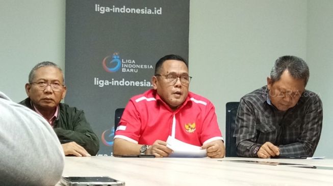 Direktur Utama PT Liga Indonesia Baru (LIB) sekaligus Wakil Ketua Umum PSSI, Cucu Soemantri (tengah) saat bertemu dengan awak media di Kantor PT LIB, Jakarta, Selasa (4/2/2020) malam. (Suara.com/Adie Prasetyo Nugraha)