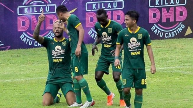 Pesepak bola Persebaya David da Silva (kiri) melakukan selebrasi bersama rekannya setelah mencetak gol ke gawang Arema FC dalam laga semifinal Piala Gubernur Jawa Timur di Stadion Gelora Soeprijadi, Kota Blitar, Jawa timur, Selasa (18/2/2020). (ANTARA Jatim/Irfan Anshori/zk)