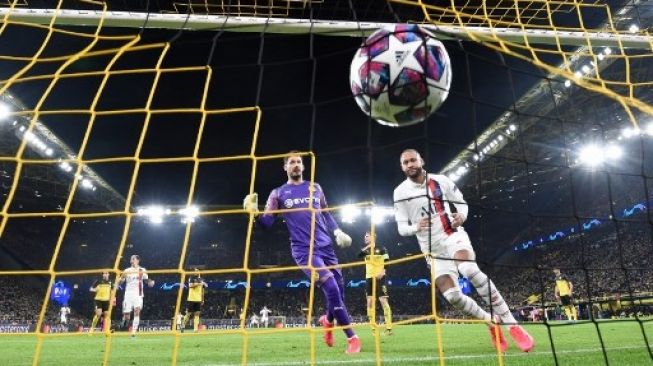 Ekspresi pemain PSG Neymar usai mencetak gol ke gawang Borussia Dortmund dalam pertandingan leg pertama babak 16 besar Liga Champions di Signal Iduna Park, Rabu (19/2/2020). [AFP]