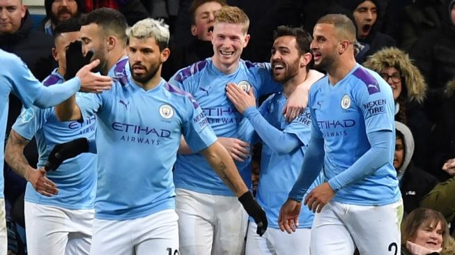 Gelandang serang Manchester City, Kevin De Bruyne (tengah) merayakan golnya ke gawang West Ham United bersama rekan-rekannya, pada laga Liga Inggris 2019/2020 di Etihad Stadium, Manchester, Kamis (20/2/2020) dini hari WIB. [ANTHONY DEVLIN / AFP]