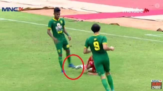 Alwi Slamat tendang kaki Riko Simanjuntak. (MNCTV).