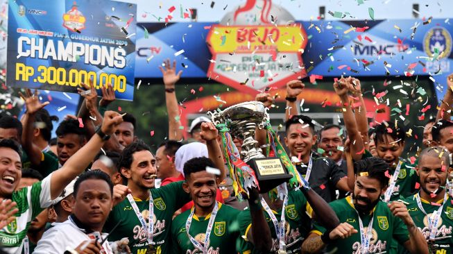 Tim Persebaya mengangkat Piala Gubernur Jawa Timur 2020 di podium Stadion Gelora Delta Sidoarjo, Jawa TImur, Kamis (20/2). [ANTARA FOTO/Zabur Karuru]