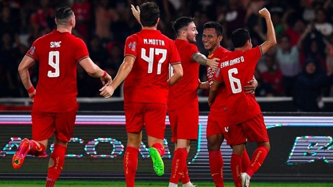 Striker Persija Jakarta, Osvaldo Hay (kedua kanan) merayakan golnya bersama rekan-rekannya, pada laga uji coba kontra Geylang International di Stadion Utama Gelora Bung Karno, Jakarta, Minggu (23/2/2020) malam. [ANTARA FOTO/Sigid Kurniawan]