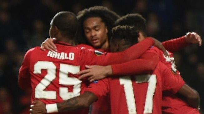 Para pemain Manchester United merayakan gol Fred ke gawang Club Brugge dalam laga leg kedua babak 32 besar di Old Trafford. Oli SCARFF / AFP