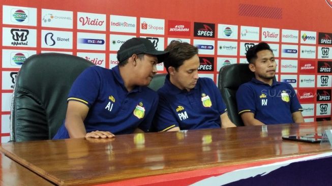 Winger Bhayangkara FC, Andik Vermansah (kanan) dan pelatih Bhayangkara FC, Paul Munster (tengah) dalam jumpa pers jelang laga kontra Persik Kediri. Jumpa pers dihelat di Kantor KONI Kota Kediri, Kamis (5/3/2020). [Suara,com / Usman Hadi]