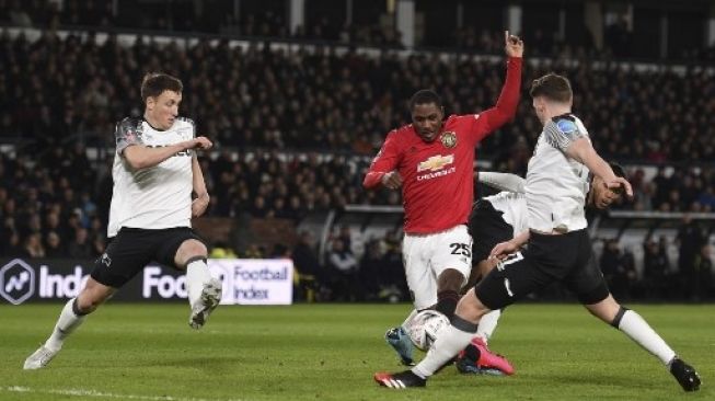 Striker Manchester United Odion Ighalo saat mencetak gol ke gawang scores Derby County pada lanjutan Piala FA di Pride Park Stadium . Oli SCARFF / AFP