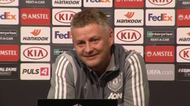 Manajer Manchester United, Ole Gunnar Solskjaer dalam konferensi pers jelang laga leg pertama babak 16 besar Liga Europa 2019/2020 kontra LASK di Linzer Stadion, Austria. [Laman resmi Manchester United]