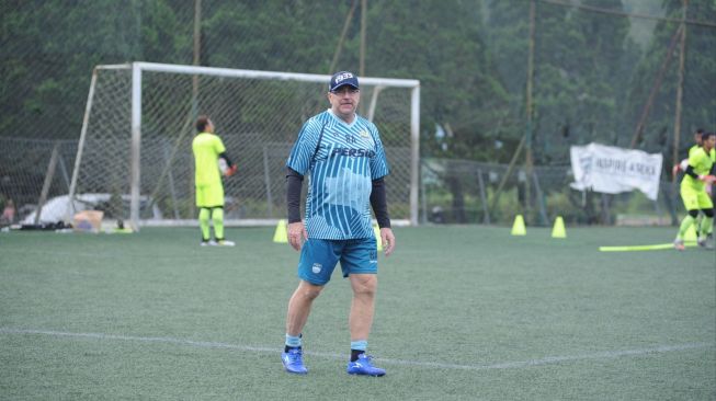 Pelatih Persib Bandung Robert Rene Alberts memimpin latihan rutin anak asuhnya di lapangan Inspire Arena, Parongpong, Bandung Barat, Jumat (20/3/2020), pagi. [Dok. Persib]