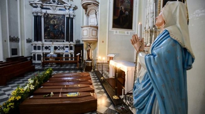 Penampakan sejumlah peti jenazah korban virus corona di Gereja Serina, dekat Bergamo, wilayah bagian utara Italia. (Foto: AFP)