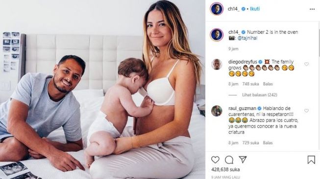 Istri Chicharito, Sarah Kohan, mangandung anak kedua. (Instagram/@ch14_).