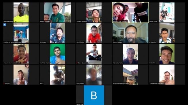 Skua Persebaya Surabaya saat menjalani sesi latihan secara online dari kediaman masing-masing akibat pandemi virus coroba. (Dok. Persebaya)