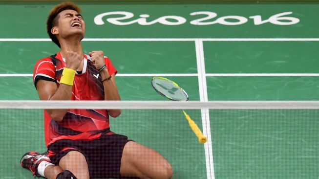 Ekspresi Tontowi Ahmad usai memastikan diri bersama partnernya di ganda campuran, Liliyana Natsir, meraih medali emas Olimpiade 2016 Rio de Janeiro, Brasil, Rabu (17/8/2016). [AFP/Ben Stansall]