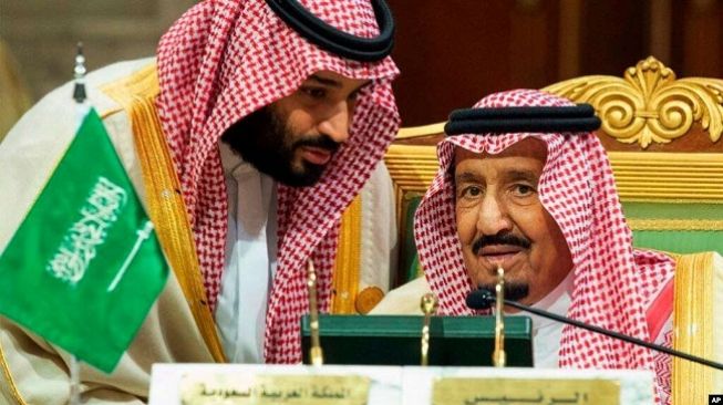 Raja Arab Saudi Salman (kanan) dan Putra Mahkota Mohammed bin Salman. (AP / via VOA)