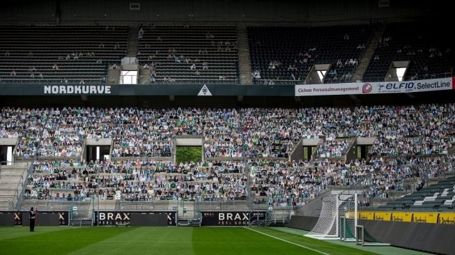 Suporter kardus dari Borussia Moenchengladbach. (Twitter/@borussia_en).