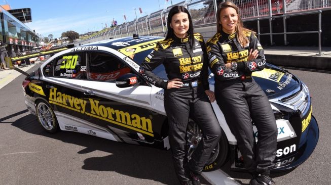 Renee Gracie (kiri) bersama mantan rekannya di kejuaraan balap V8 Supercars, Simona de Silvestro. Kini Renee Gracie banting setir jadi bintang porno. [AFP/William West]