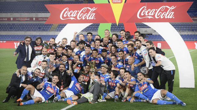 Para pemain Napoli dan juga staff pelatih merayakan sukses mereka meraih trofi Coppa Italia setelah mengalahkan Juventus pada laga final di Olympic stadium, Roma, Kamis (18/6) dini hari WIB. [Filippo MONTEFORTE / AFP]