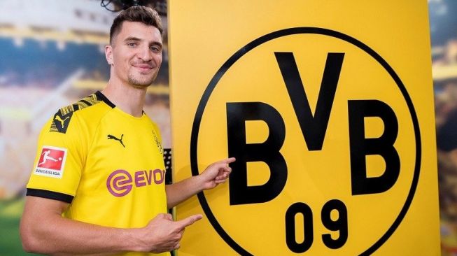 Bek baru Borussia Dortmund, Thomas Meunier, berpose setelah resmi didatangkan secara gratis dari Paris Saint-Germain pada Kamis (25/6/2020). (ANTARA/Twitter@BVB)