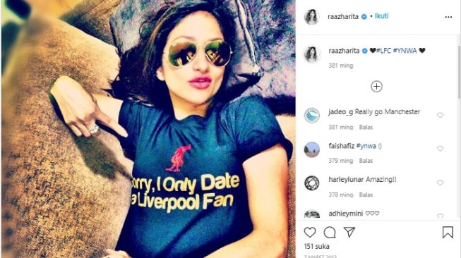 Rahma Azhari saat mengenakan jersey Liverpool. (Instagram/@raazharita).