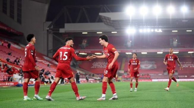 Gelandang Liverpool Alex Oxlade-Chamberlain (kedua kiri) merayakan golnya ke gawang Chelsea dalam lanjutan Liga Inggris di Anfield. Laurence Griffiths / POOL / AFP