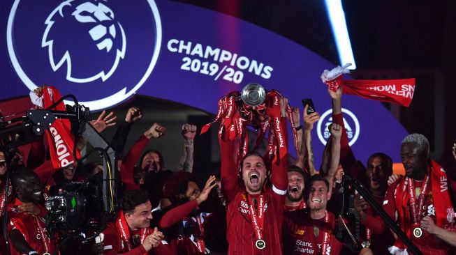 Ekspresi pemain Liverpool mengangkat trofi Liga Inggris  di Anfield di Stadion Anfield, Kamis (23/7/2020) dini hari WIB. [PHIL NOBLE / AFP]