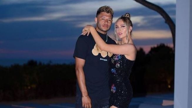 Alex Oxlade-Chamberlain saat berpose dengan sang pacar Perrie Edwards. (Instagram/perrieedwards)