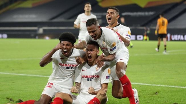 Gelandang Sevilla Lucas Ocampos (tengah) merayakan gol yang dicetaknya ke gawang Wolverhampton Wanderers dalam pertandingan perempat final Liga Europa yang dimainkan di Schauinsland-Reisen-Arena, Duisburg, Jerman Selasa (11/8/2020). (ANTARA/AFP/FRIEDEMANN VOGEL) 