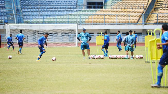 Pelatih kepala Persib Robert Rene Alberts (mengenakan topi) saat memimpin latihan rutin anak asuhnya di stadion GBLA, Bandung, Senin (13/9/2020). [Dok. Persib] 