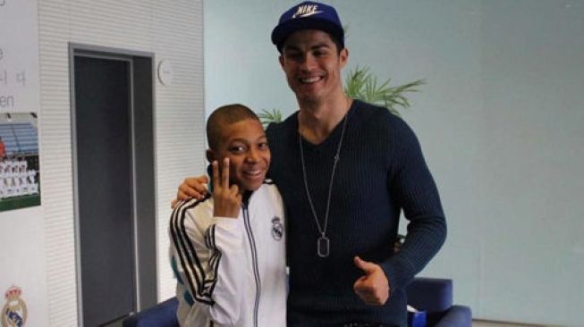 Kylian Mbappe berpose dengan idolanya, Cristiano Ronaldo, di Valdebebas, Madrid, pada tahun 2012. [Tangkapan layar Marca]