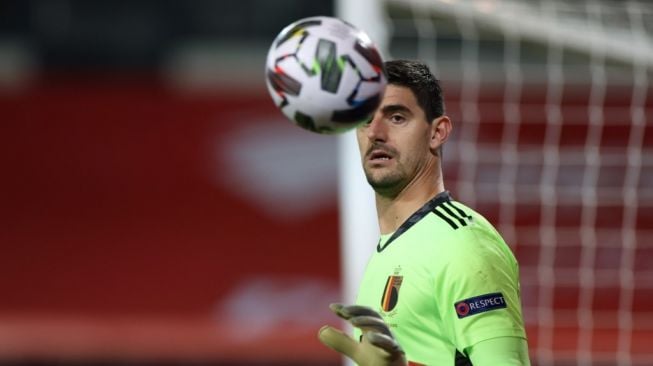 Kiper Timnas Belgia Thibaut Courtois memainkan bola saat menghadapi Timnas Inggris di matchday kelima Divisi A Grup 2 (A2) UEFA Nations League, di King Power at Den Dreef, Belgia, 15 November 2020. [Kenzo Tribouillard / AFP]