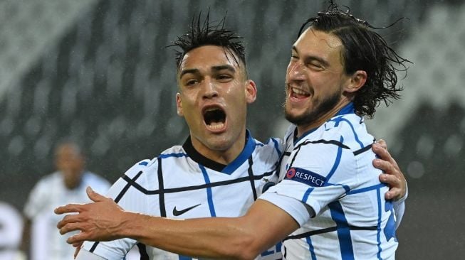 Pemain bertahan Inter Milan Matteo Darmian (kanan) melakukan selebrasi dengan Lautaro Martinez usai mencetak gol pembuka saat timnya menghadapi Borussia Monchengladbach di matchday kelima Grup B Liga Champions, di Borussia-Park, Rabu (2/12/2020) dini hari WIB. [Ina Fassbender / AFP]