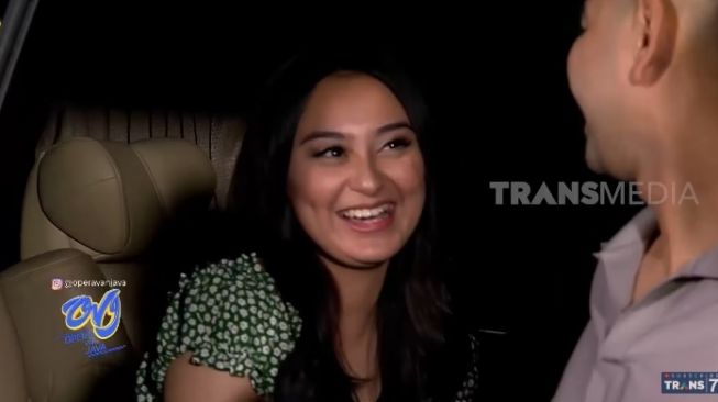 Memes Prameswari saat kepergok di dalam mobil Billy Syahputra.[YouTube/@TRANS7 OFFICIAL]