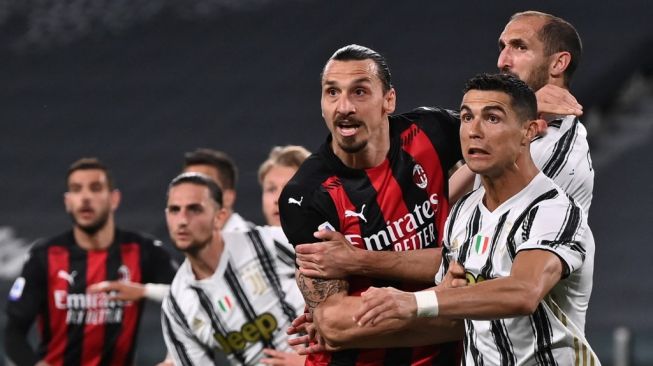 Penyerang AC Milan Zlatan Ibrahimovic (tengah) dan penyerang Juventus Cristiano Ronaldo (kanan) coba memperebutkan bola dalam laga pekan ke-35 Liga Italia di Allianz Stadium, Senin (10/5/2021) dini hari WIB. [Marco BERTORELLO / AFP].