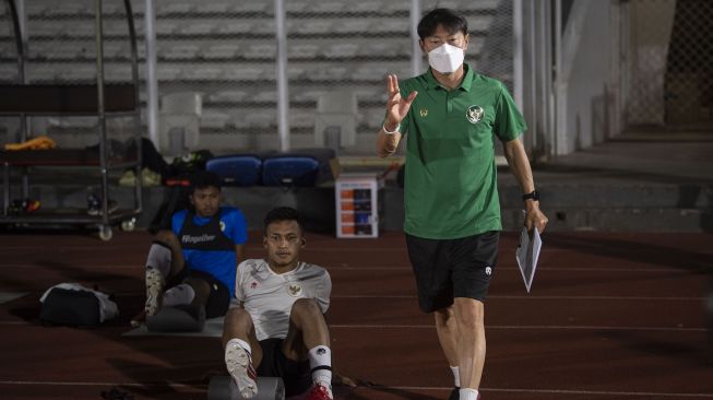 Pelatih Shin Tae-yong (kanan) memberikan pengarahan kepada para pesepak bola dalam latihan Timnas Senior Indonesia di Stadion Madya, kompleks Gelora Bung Karno (GBK), Senayan, Jakarta, Selasa (11/5/2021). ANTARA FOTO/Aditya Pradana Putra/foc.