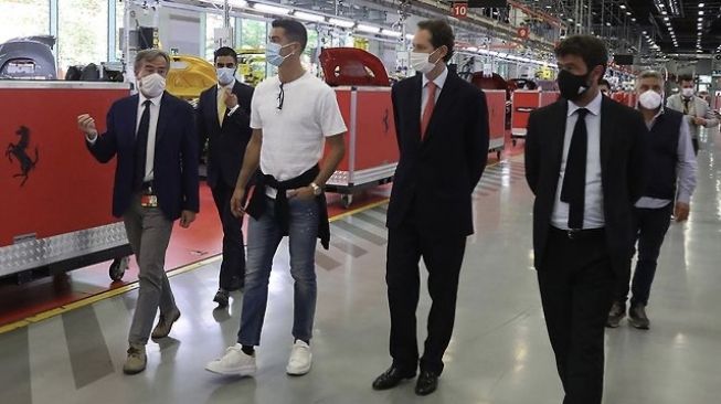 Cristiano Ronaldo mengunjungi markas produksi sportscar Ferrari di Maranello, Italia [Instagram: Ferrari].