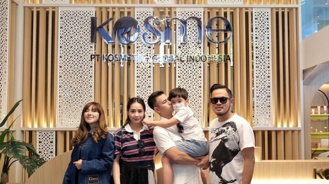 Raffi Ahmad dan Nagita Slavina berkunjung ke pabrik Crazy Rich Malang. (YouTube/Rans Entertaintment)