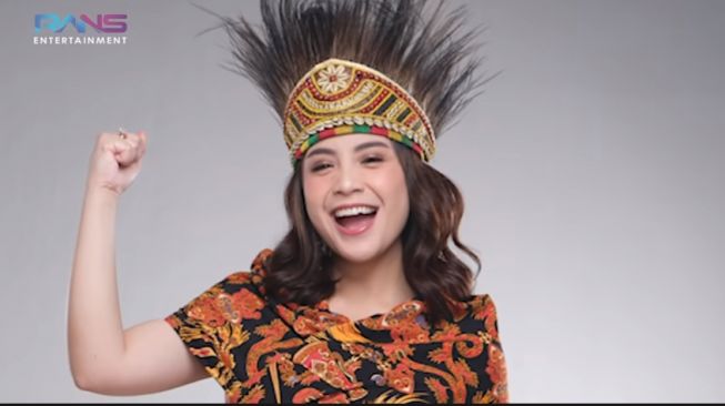 Potret Nagita Slavina pakai baju adat Papua. [YouTube/Rans Entertainment]